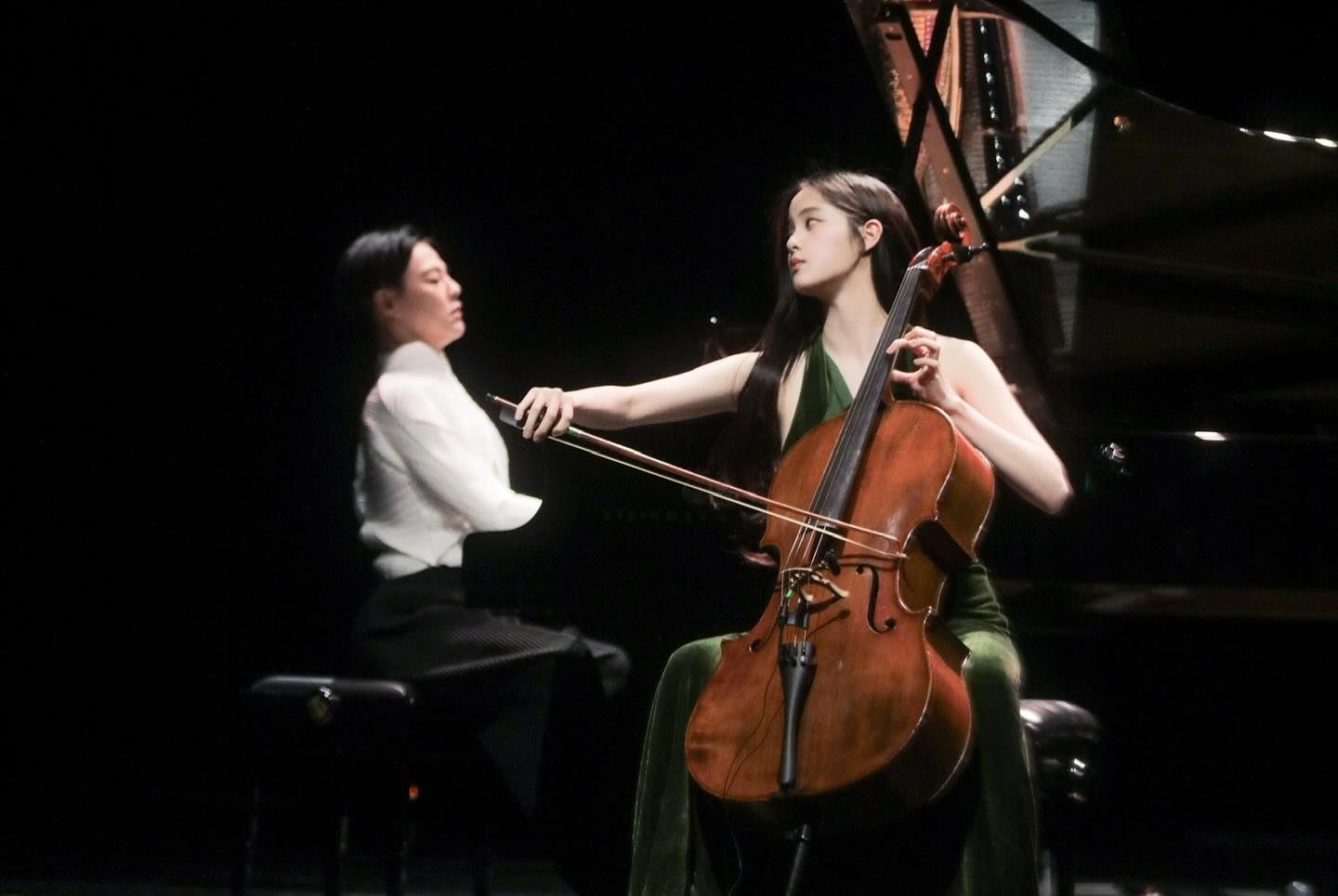 欧阳娜娜提前一年从伯克利毕业啦🌟将在伯克利表演中心举行毕业演奏会🎵