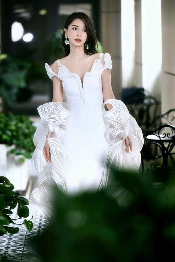 angelababy透露将回港发展！7字回应「疯马秀风波」！