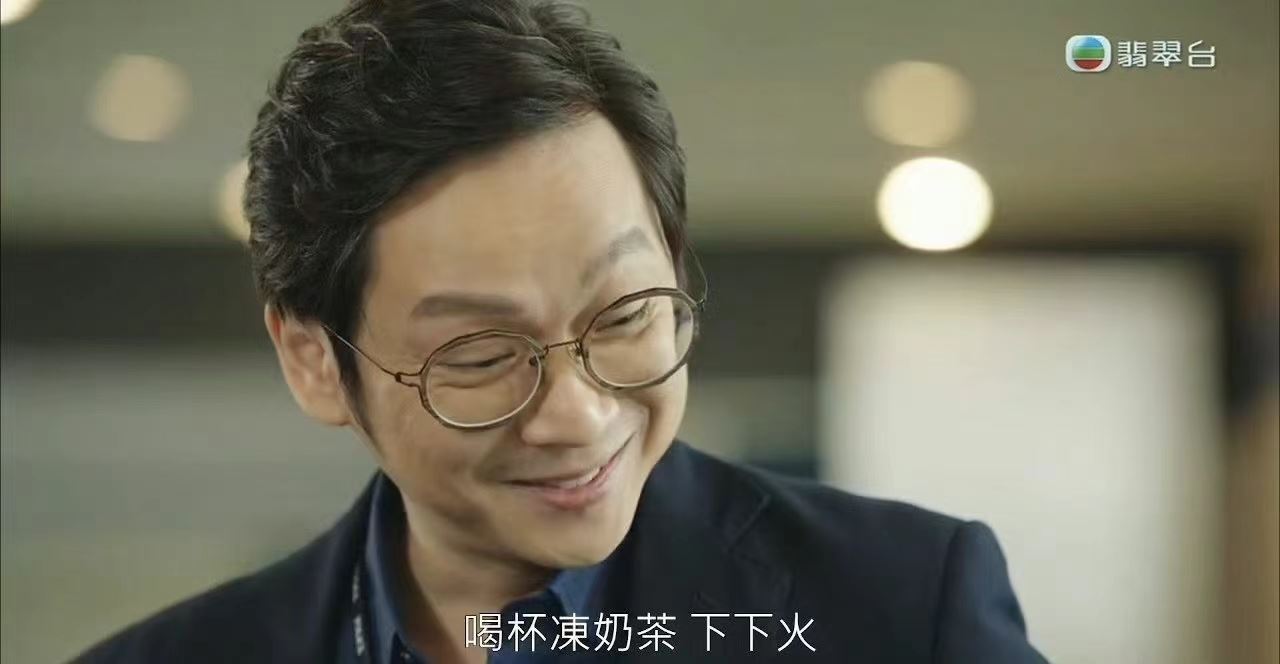 飞爷转行做阿sir啦❗邓智坚在《逆天奇案2》手握奶茶出场🥤