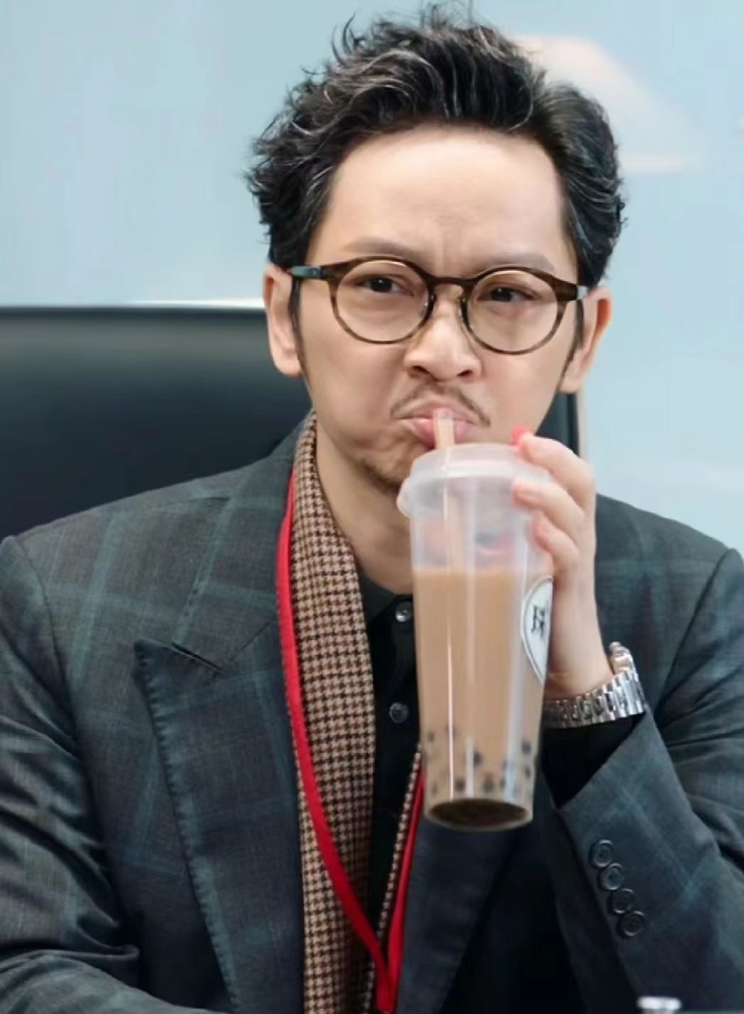 飞爷转行做阿sir啦❗邓智坚在《逆天奇案2》手握奶茶出场🥤