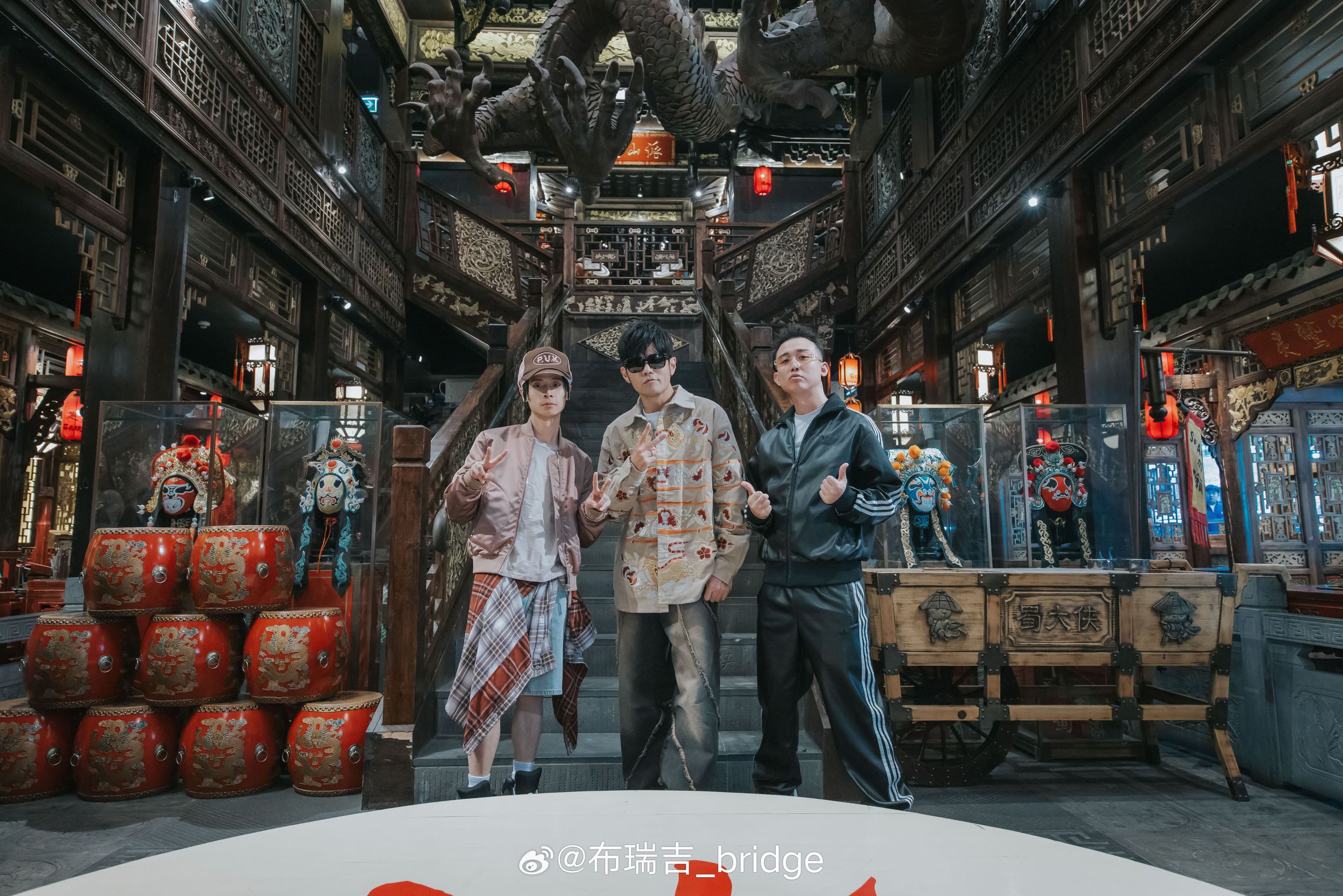 周杰伦首录说唱综艺❗《说唱梦工厂》录制现场被粉色气球填满🎈