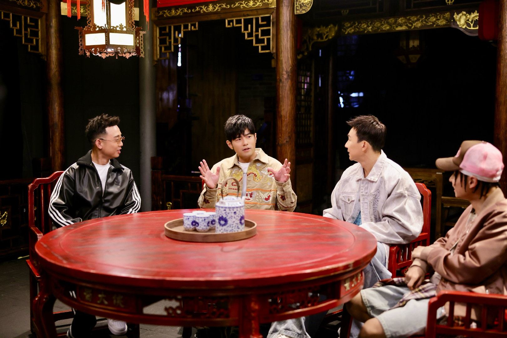 周杰伦首录说唱综艺❗《说唱梦工厂》录制现场被粉色气球填满🎈