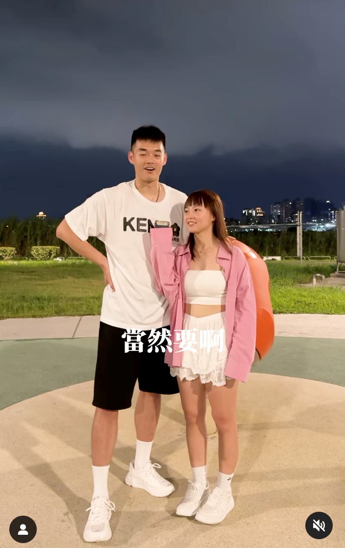 甜晒女友运动背影照💗王齐麟：终于开始打球了🏸️