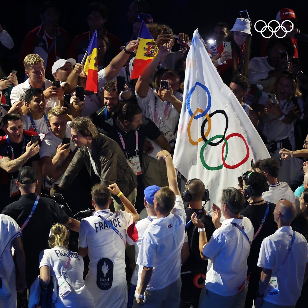 tom cruise空降巴黎奥运会闭幕礼❗️把旗子送往洛杉矶🇺🇸