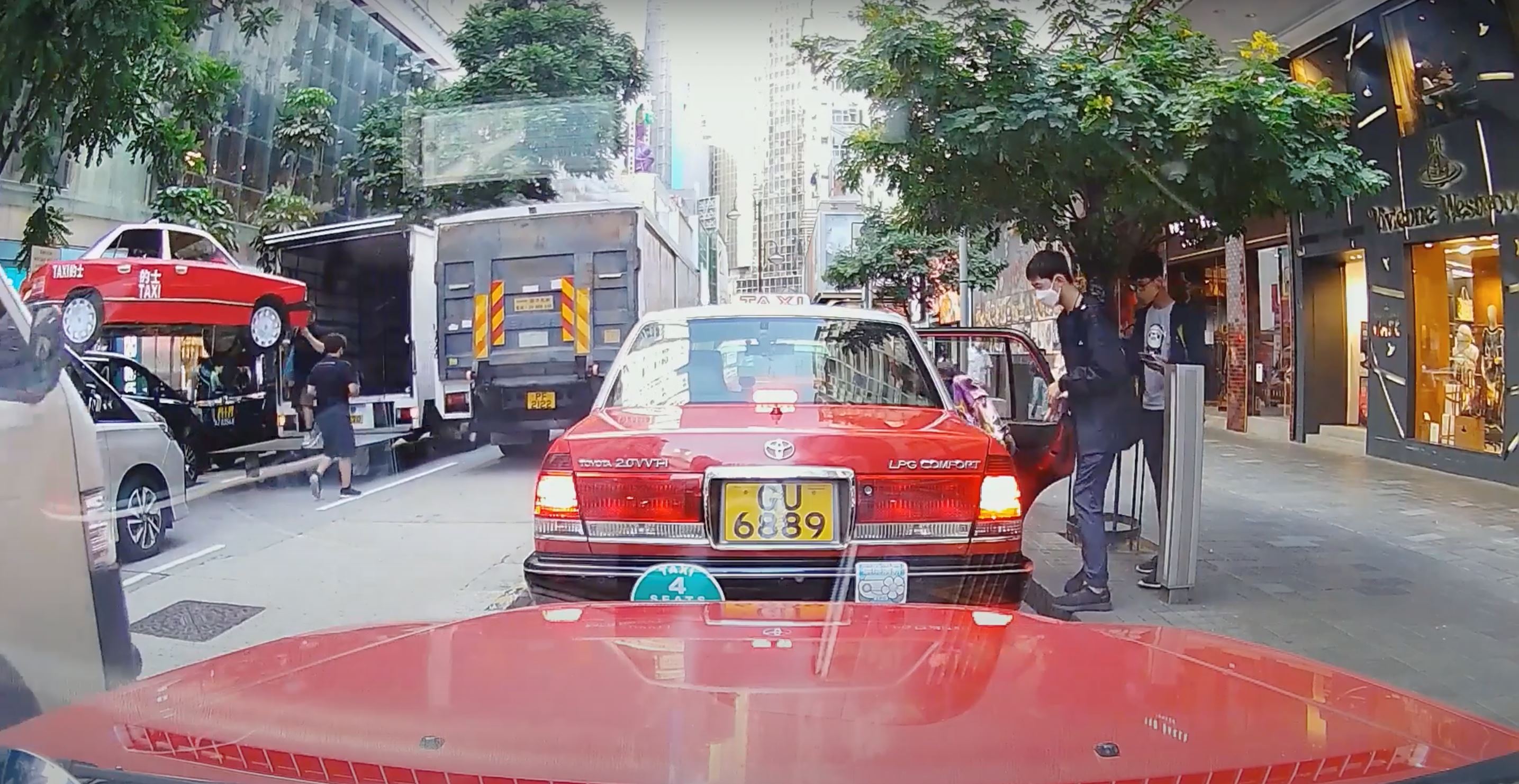 香港街道出现纸扎的士❗1比1还原大小🚕