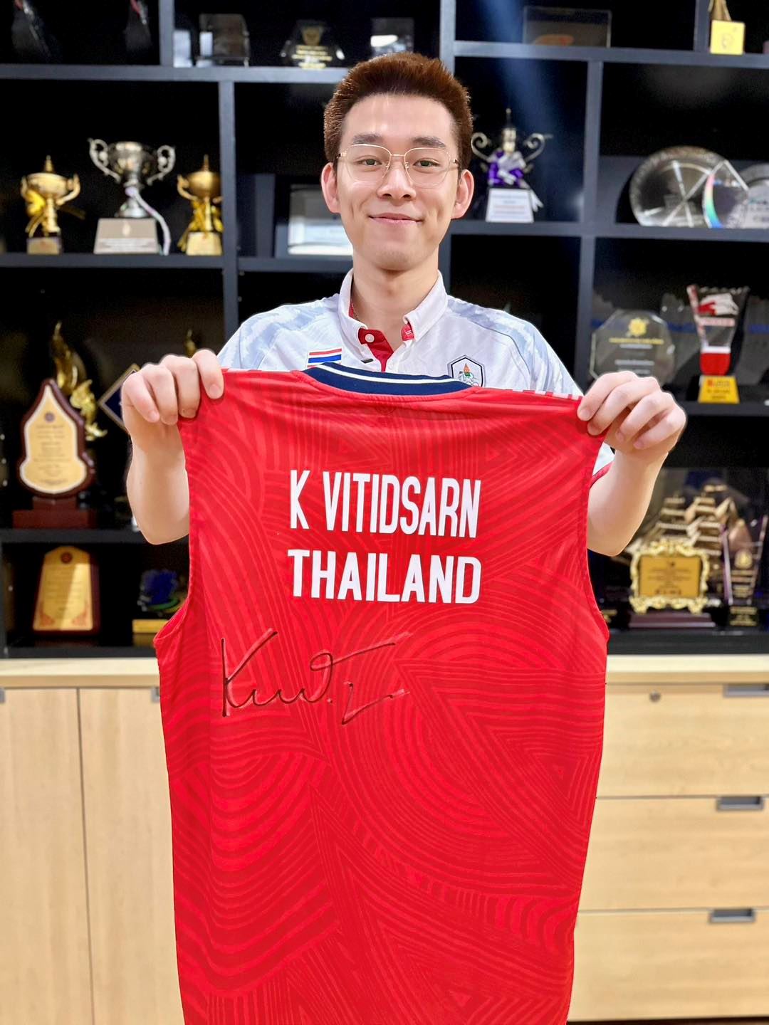 🇹🇭kunlavut拍卖球衣做善事❗为贫困儿童买器材🧡