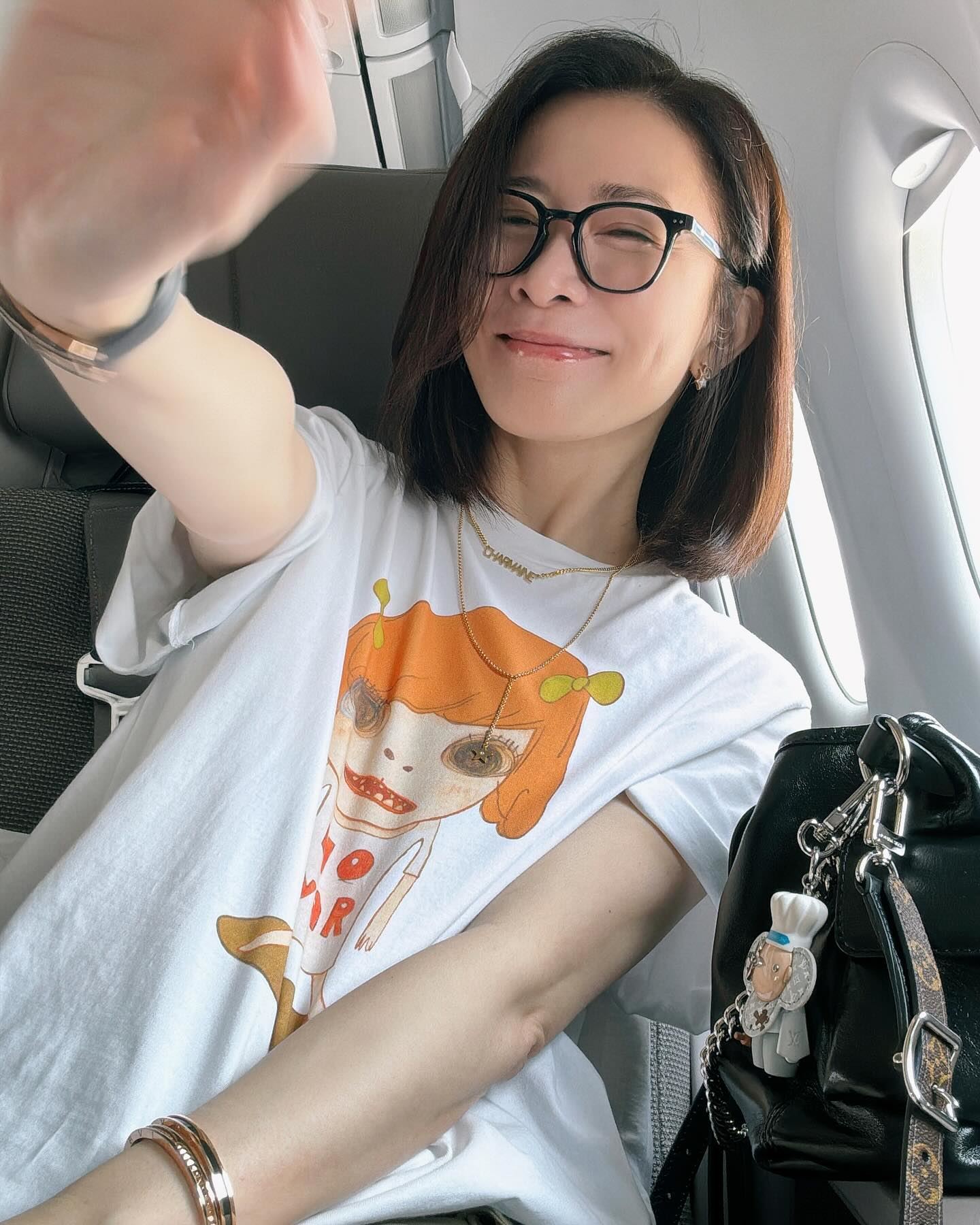 佘诗曼机场被求婚😲无名指被套戒指💍