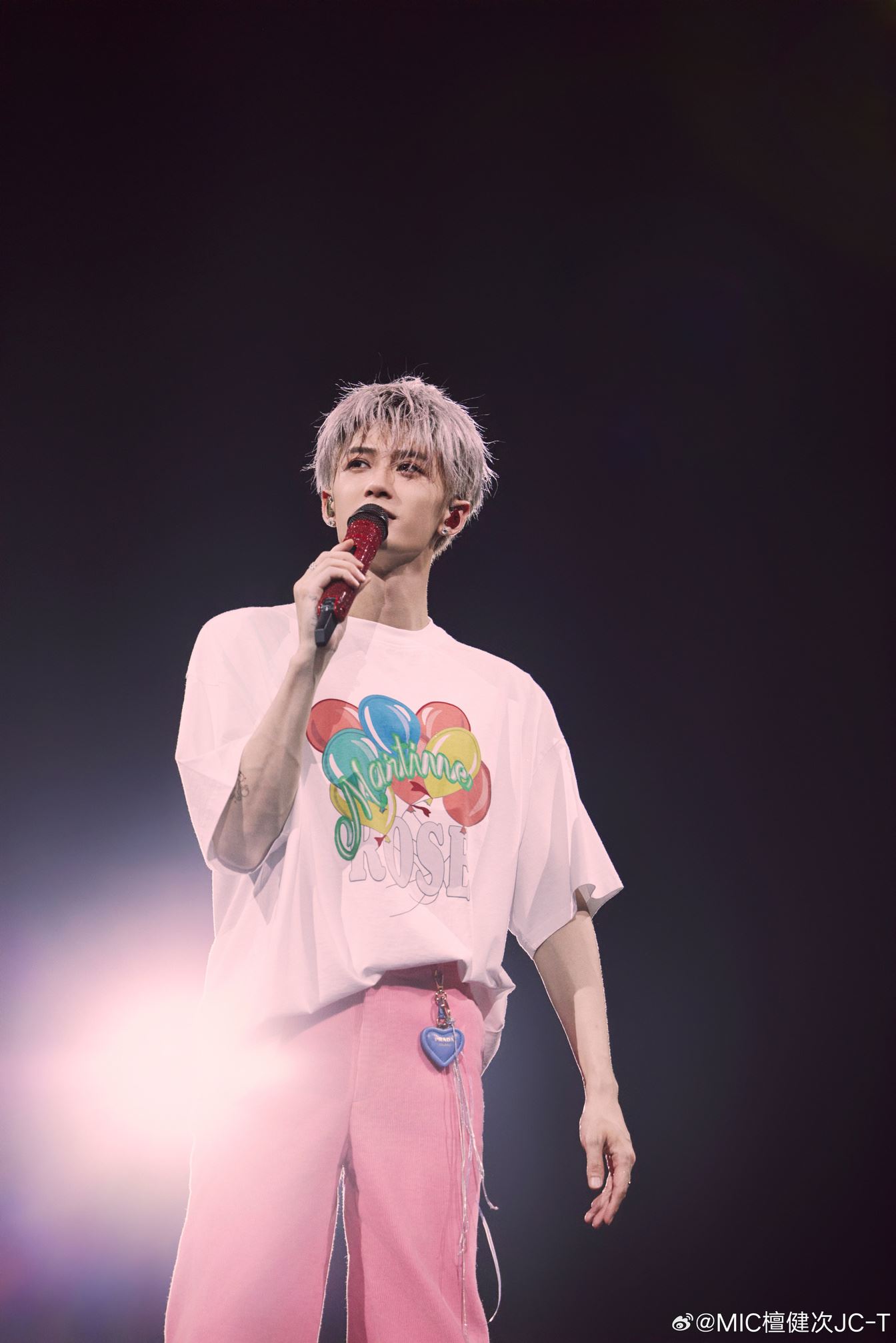 檀健次办首场演唱会❗粉丝狂喊脱掉🤣