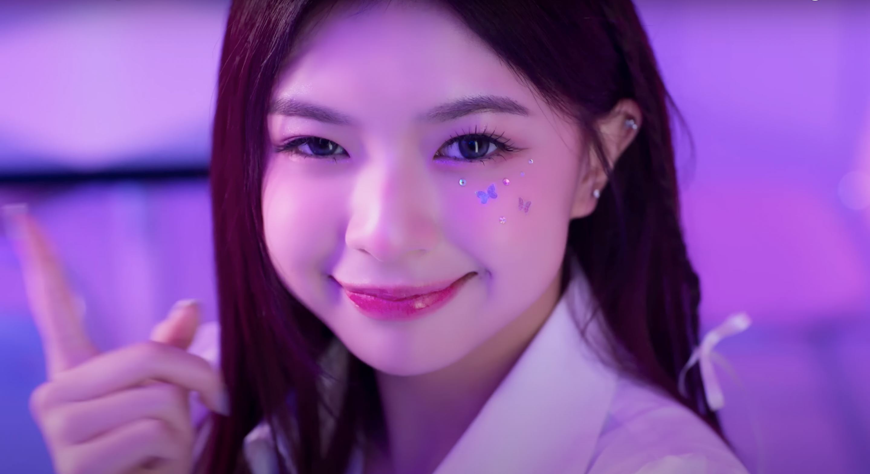 【视频】elyn化身鬼马少女⚡️gen1es新歌《hourglass》上线🔥