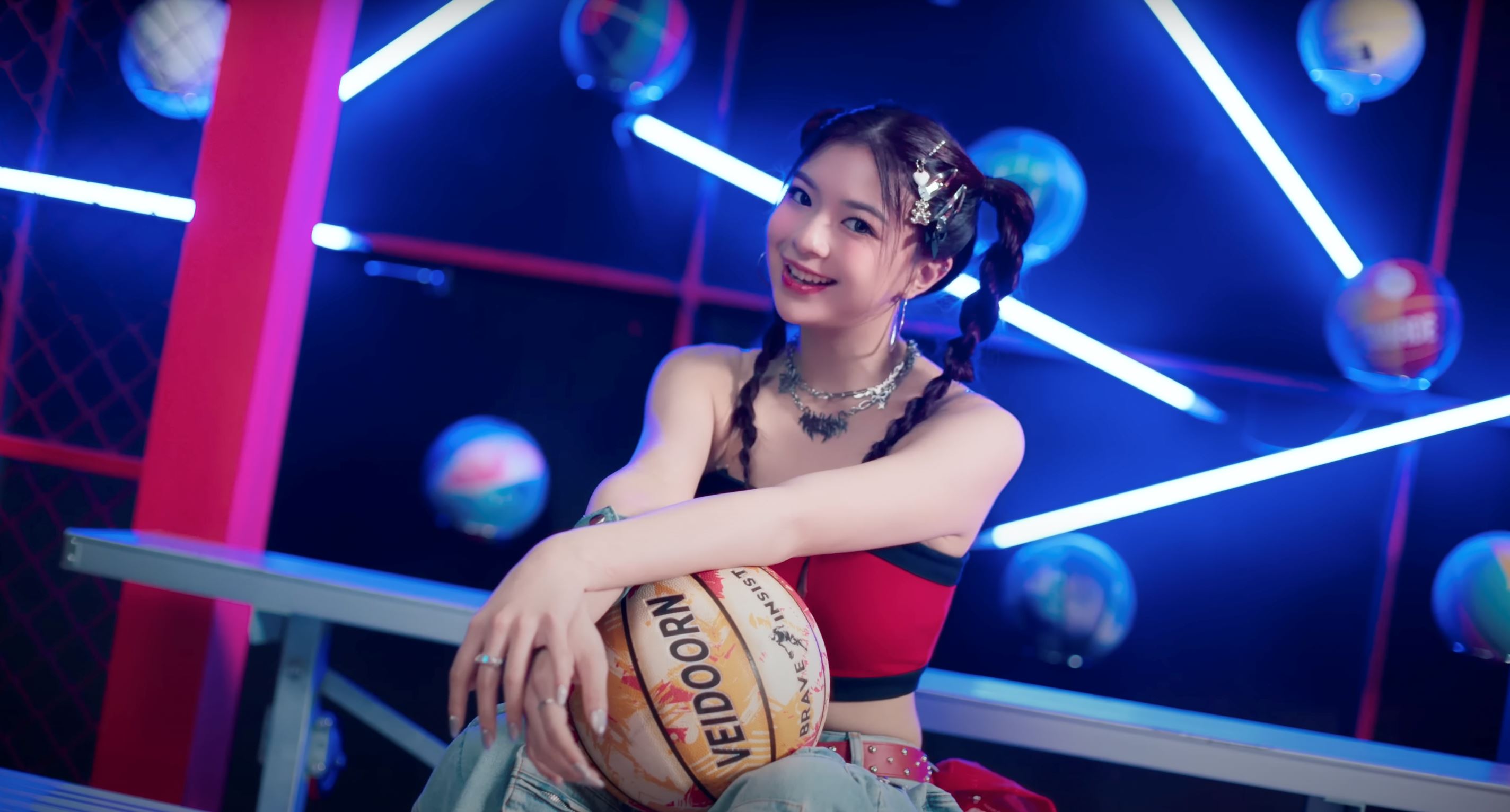 【视频】elyn化身鬼马少女⚡️gen1es新歌《hourglass》上线🔥