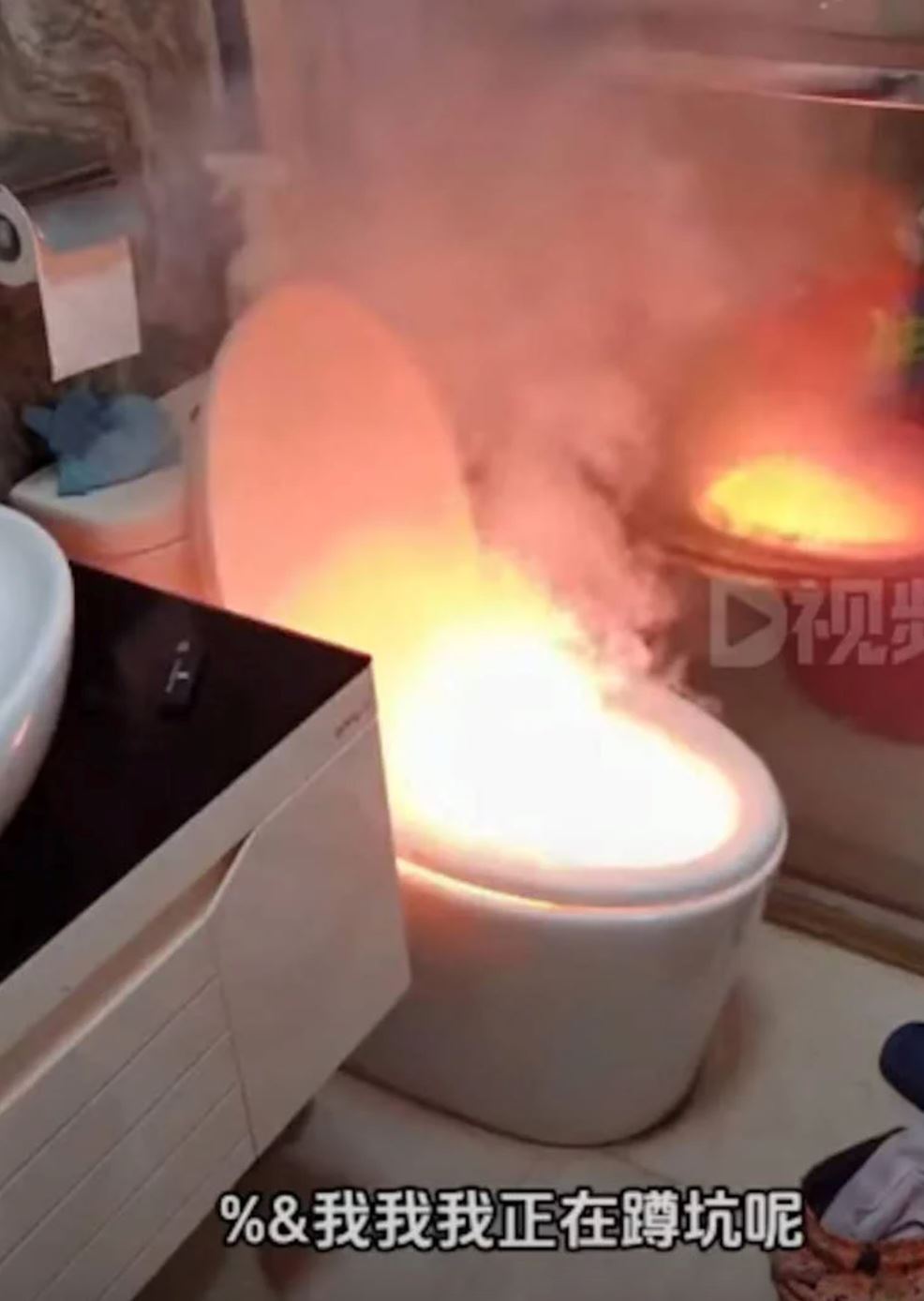 lelaki panik lihat mangkuk tandas tiba-tiba terbakar masa buang air