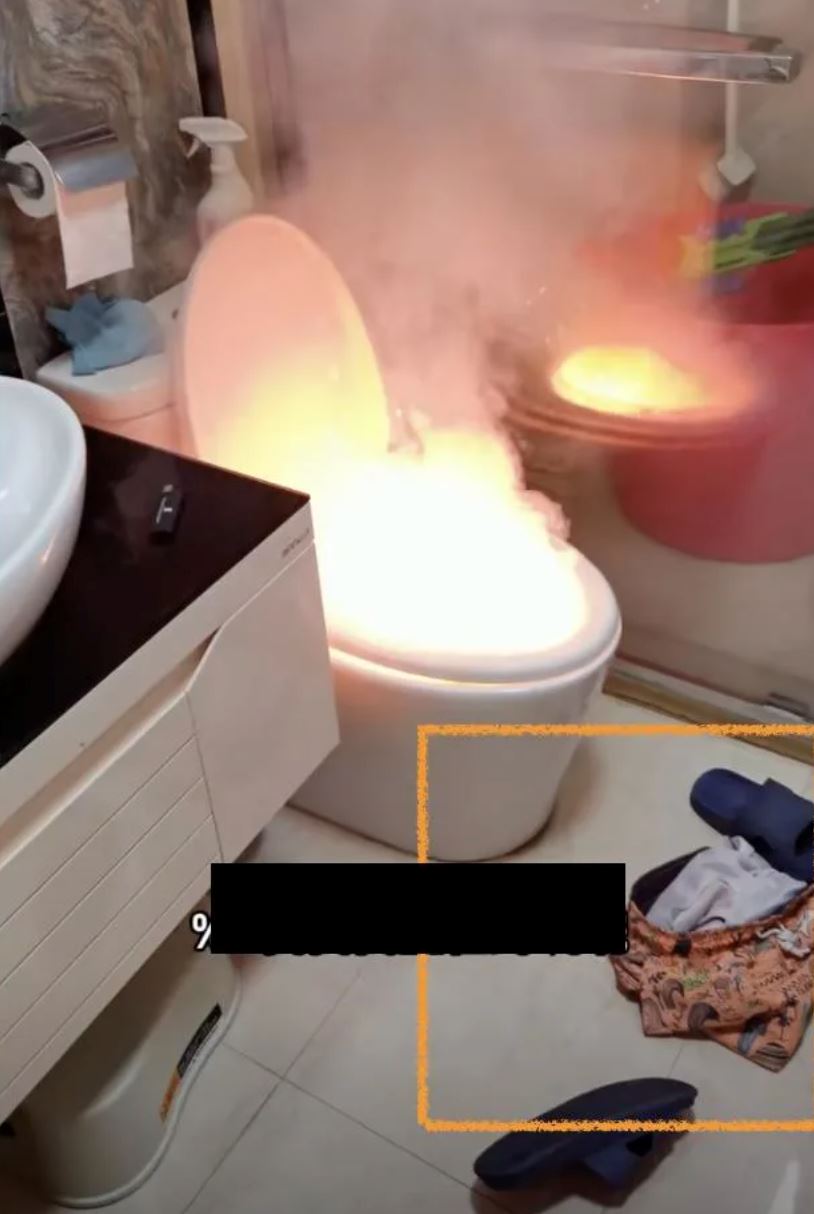 lelaki panik lihat mangkuk tandas tiba-tiba terbakar masa buang air