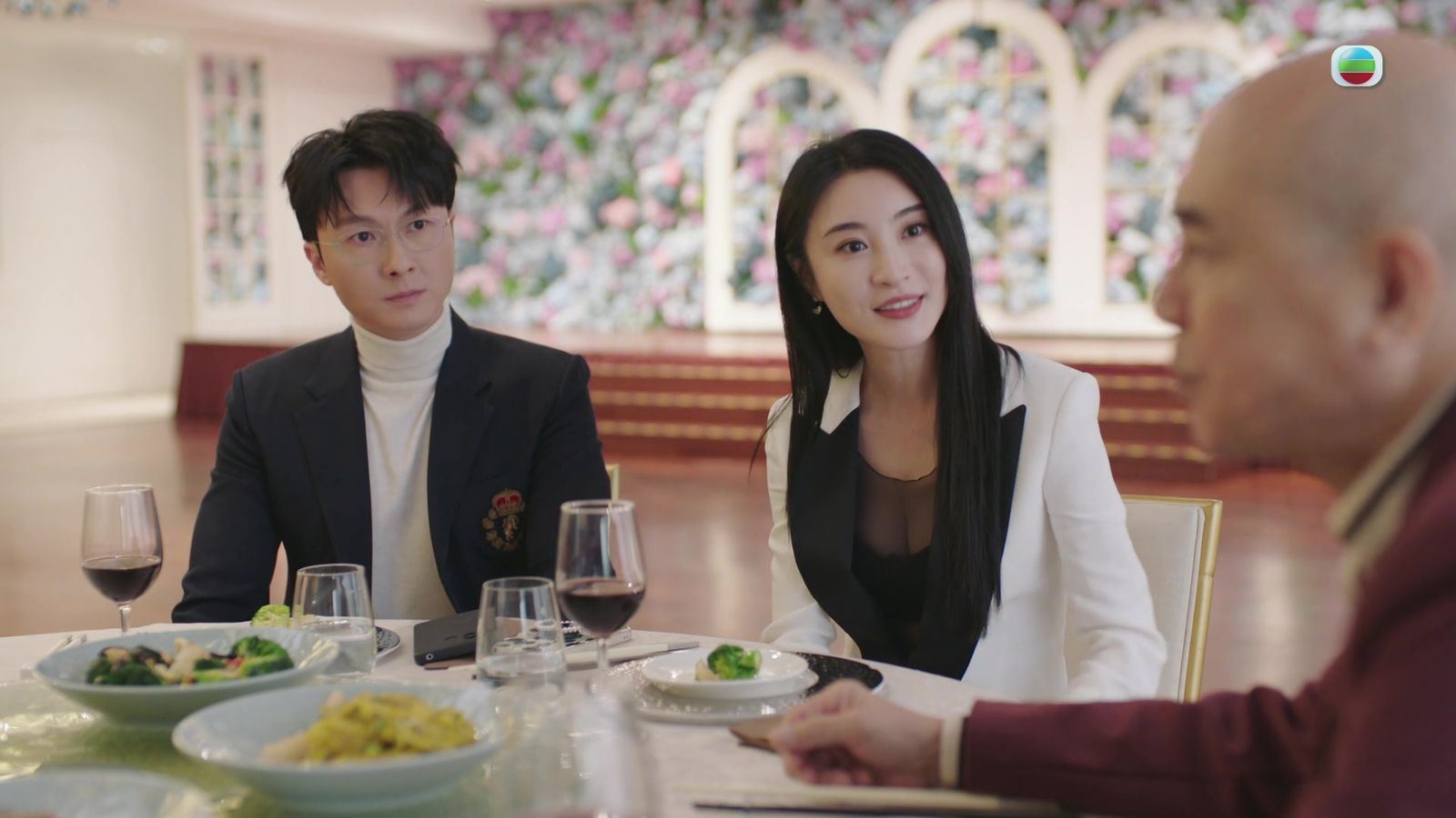 tvb《黑色月光》林夏薇一集换6套衣❗你最爱哪一套❓