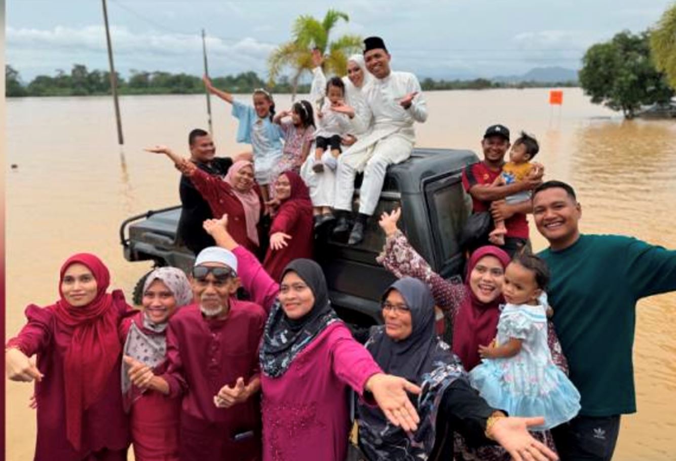 couple celebrates wedding in kedah floods with a fun photoshoot on raft and 4x4 vehicle!