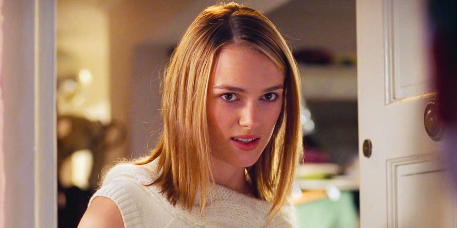 how keira knightley improvised love actually's cue card scene to avoid the 'creepy' factor