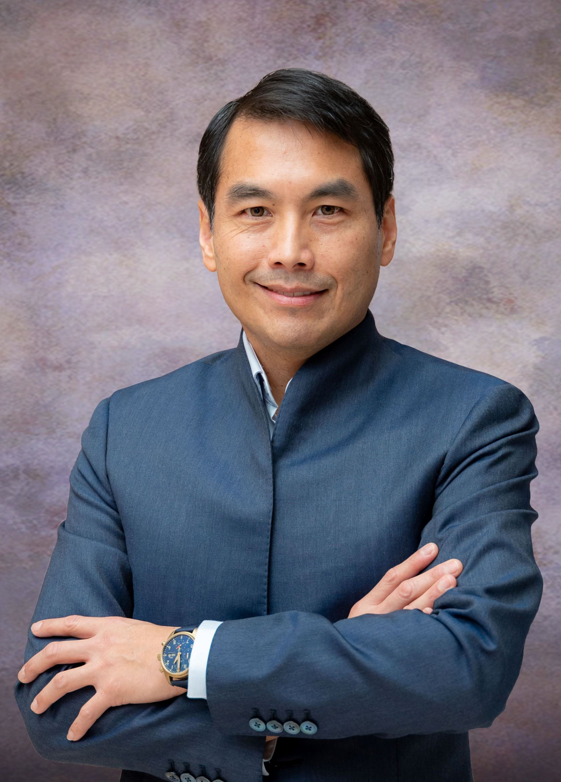 A image of a man posing for an official photo