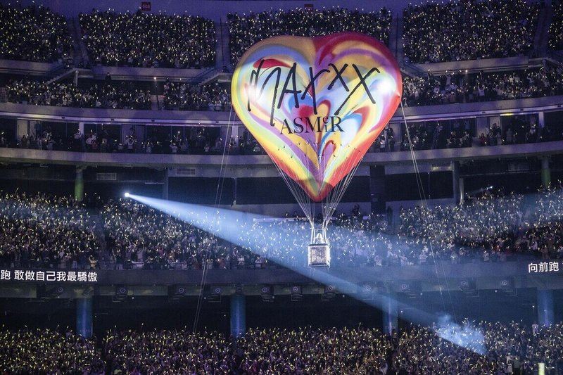 张惠妹演唱会出现热气球❗与4万名粉丝嗨唱《三天三夜》🔥