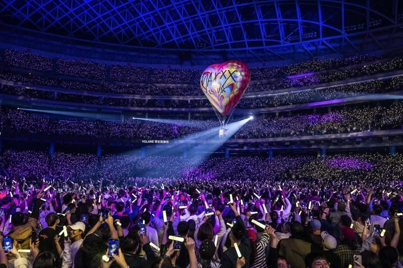 张惠妹演唱会出现热气球❗与4万名粉丝嗨唱《三天三夜》🔥