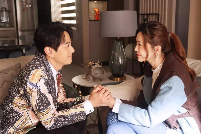 📺tvb《奔跑吧！勇敢的女人们》萧正楠化身“爱妻号”❗花样式肉麻比心💗