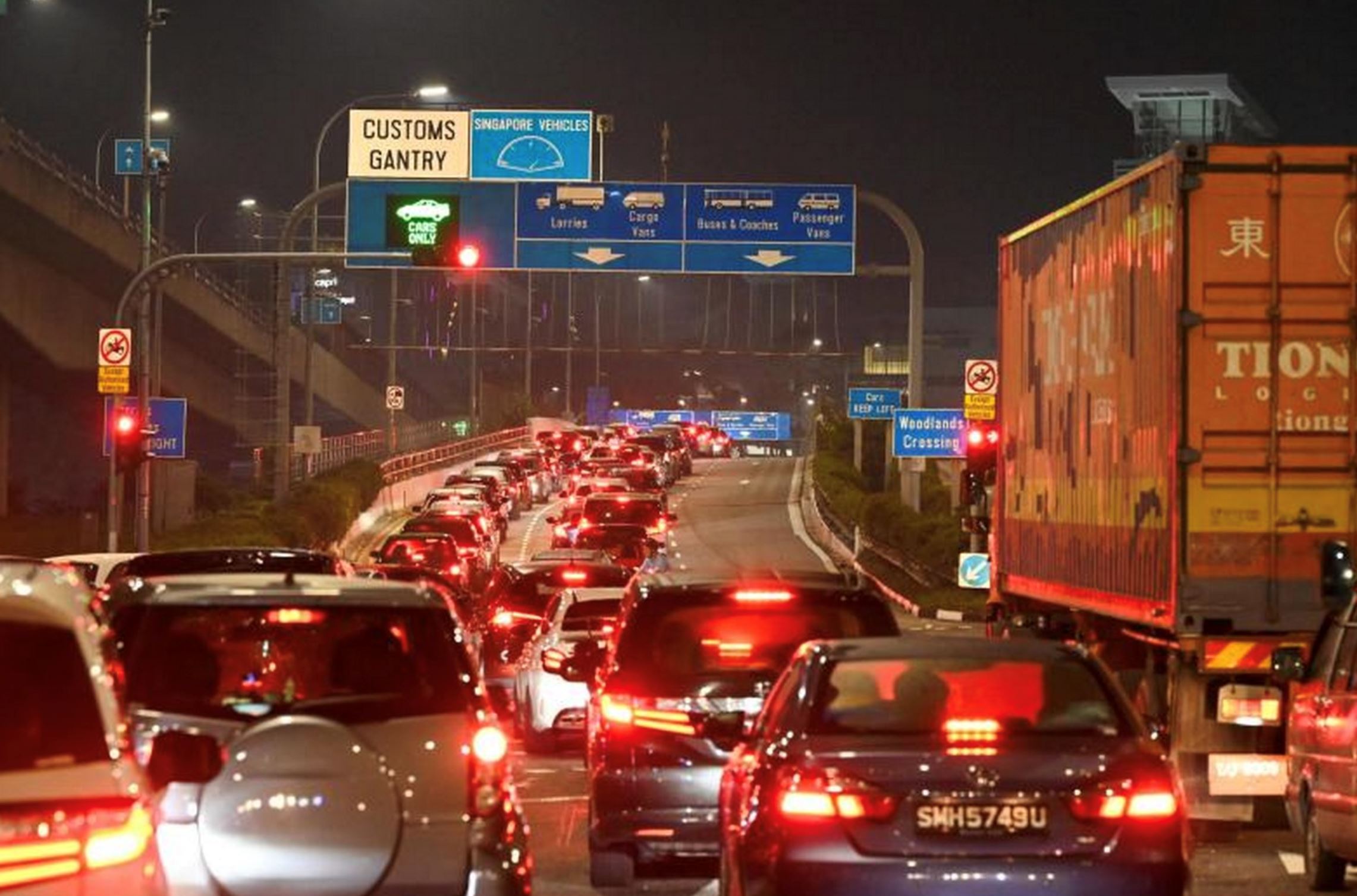 over 553,000 crossings recorded at singapore-malaysia border on 13 december – festive traffic surge predicted