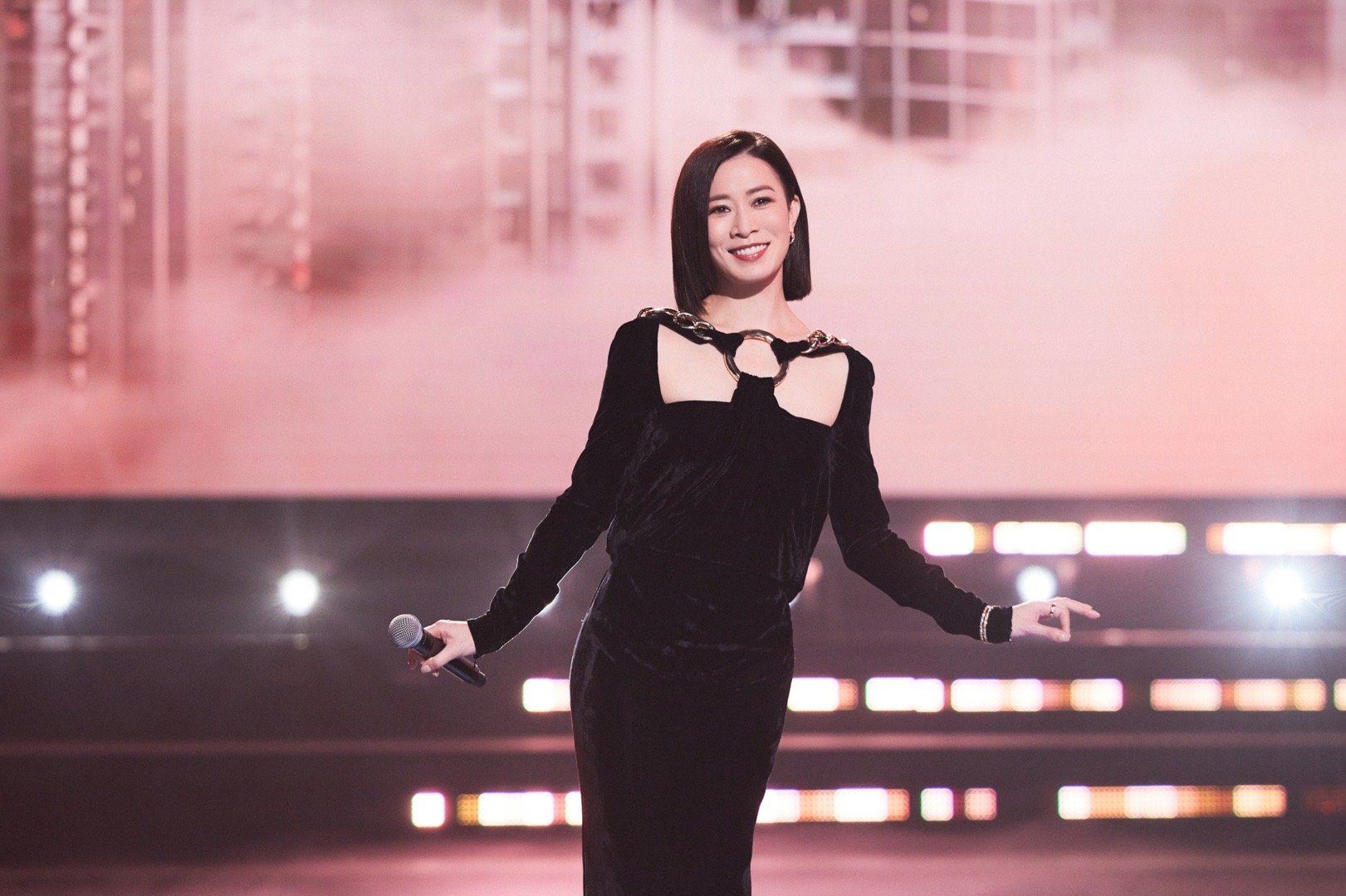 佘诗曼登东方卫视春晚❗献唱tvb《新闻女王》片尾曲《透彻》🔥