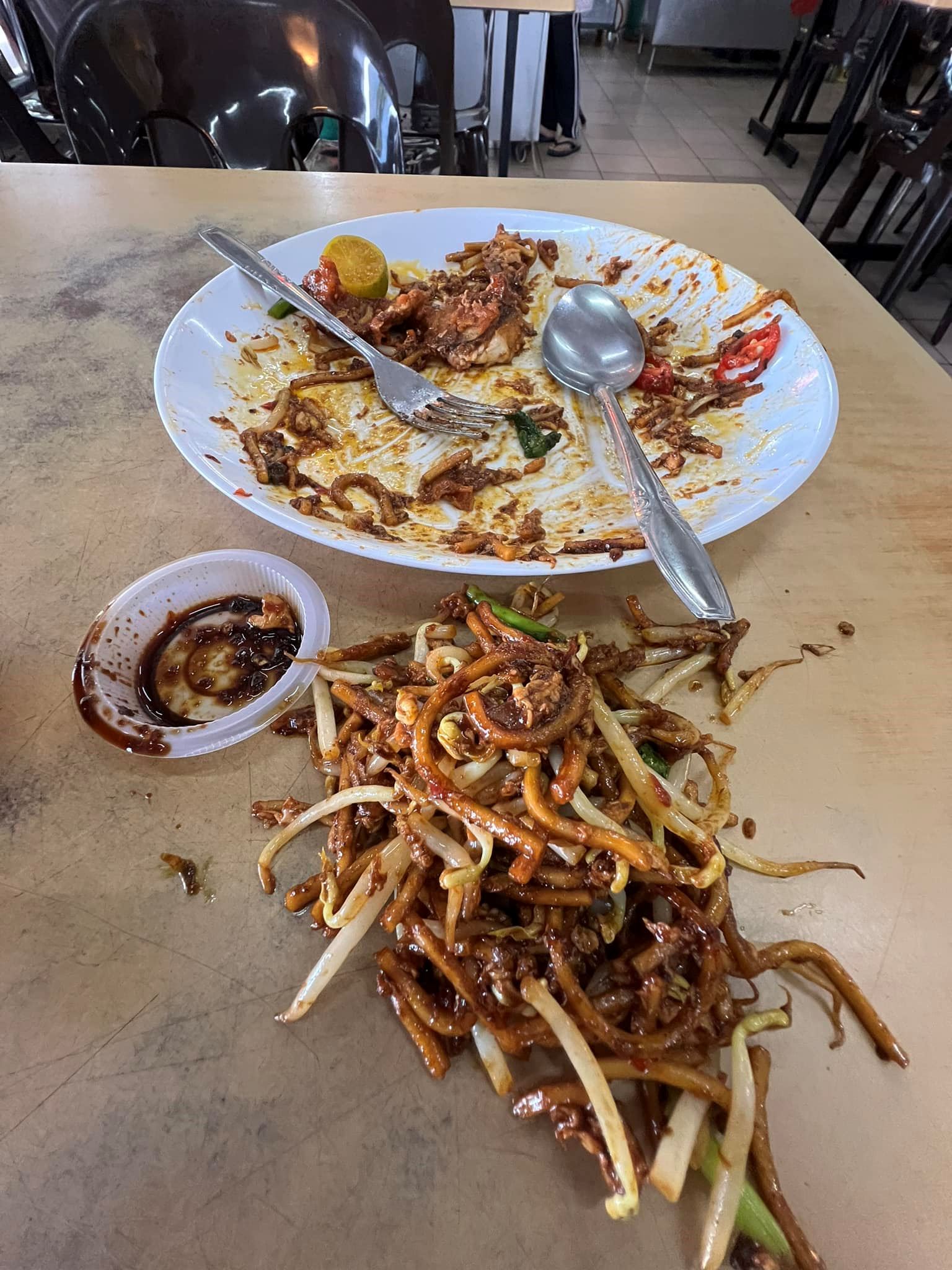 no taugeh! m’sians criticised man who dumps food on table after restaurant gets his order wrong