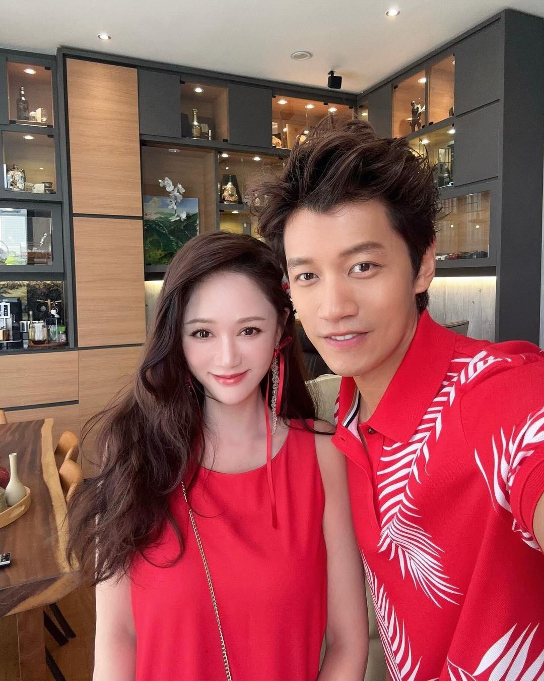 陈乔恩超爱蜂窝饼❗与老公俩人身穿红衣与舞龙合影🐲