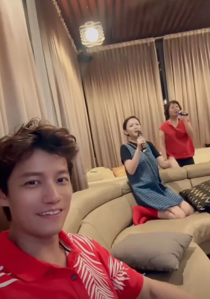 陈乔恩超爱蜂窝饼❗与老公俩人身穿红衣与舞龙合影🐲