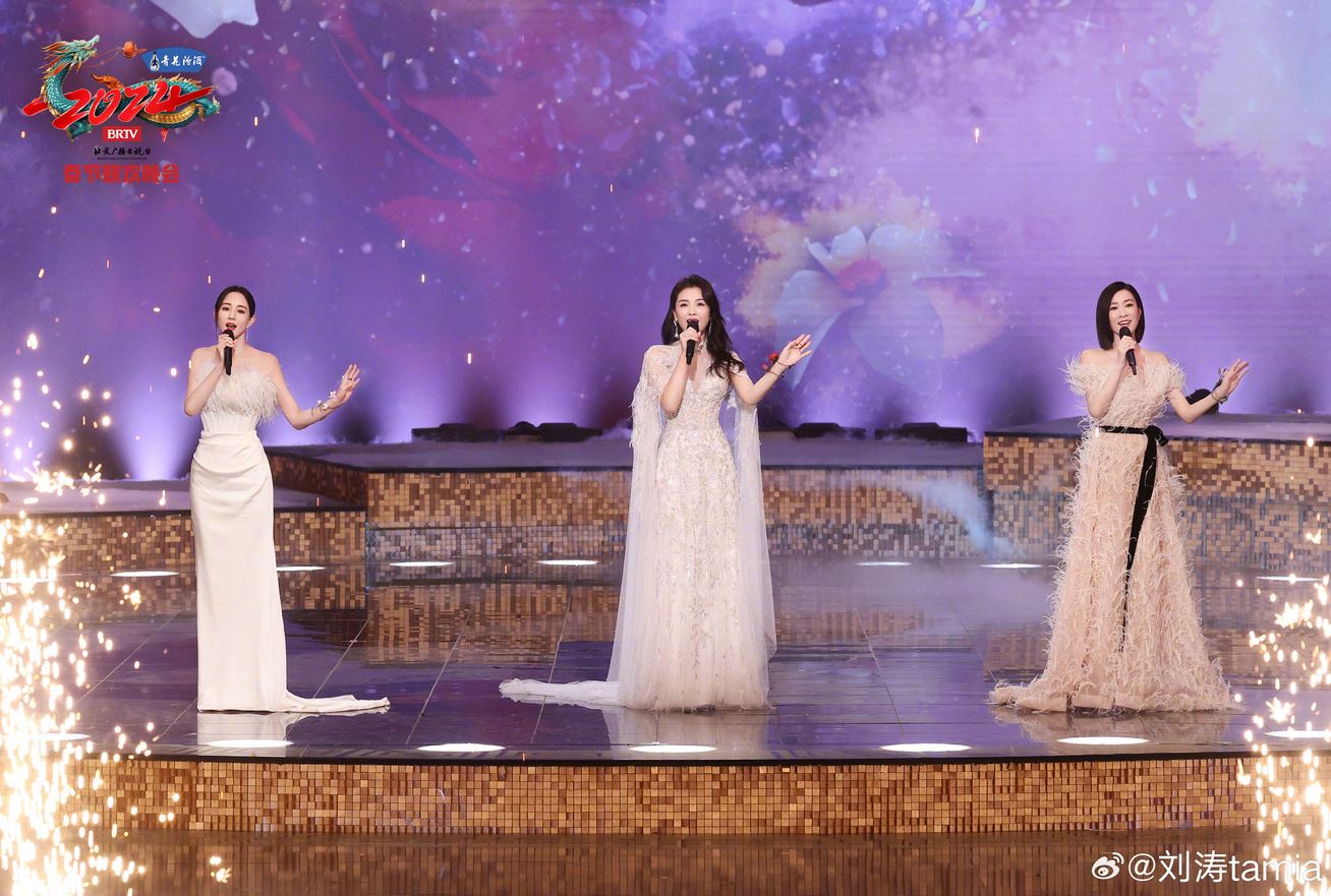 佘诗曼演唱《一路生花》🌹与张钧甯、刘涛一同登春晚舞台🔥