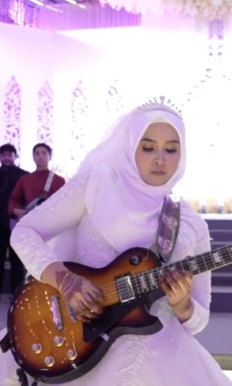 pengantin wanita ‘goreng’ gitar lagu canon rock di majlis perkahwinan curi tumpuan [video]