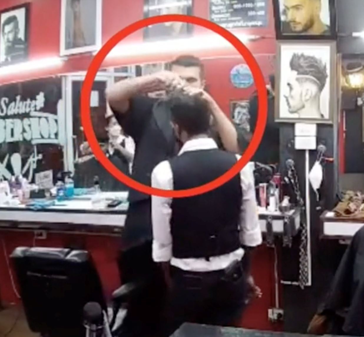 pelanggan berang cukur rambut tukang gunting sebab dia potong tak cantik