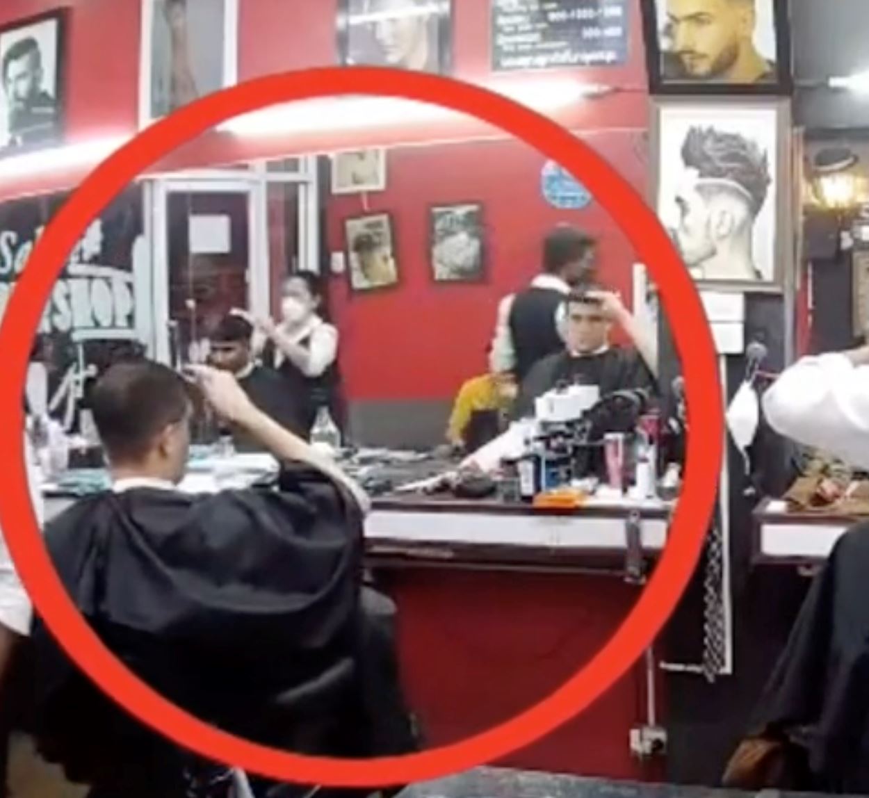 pelanggan berang cukur rambut tukang gunting sebab dia potong tak cantik