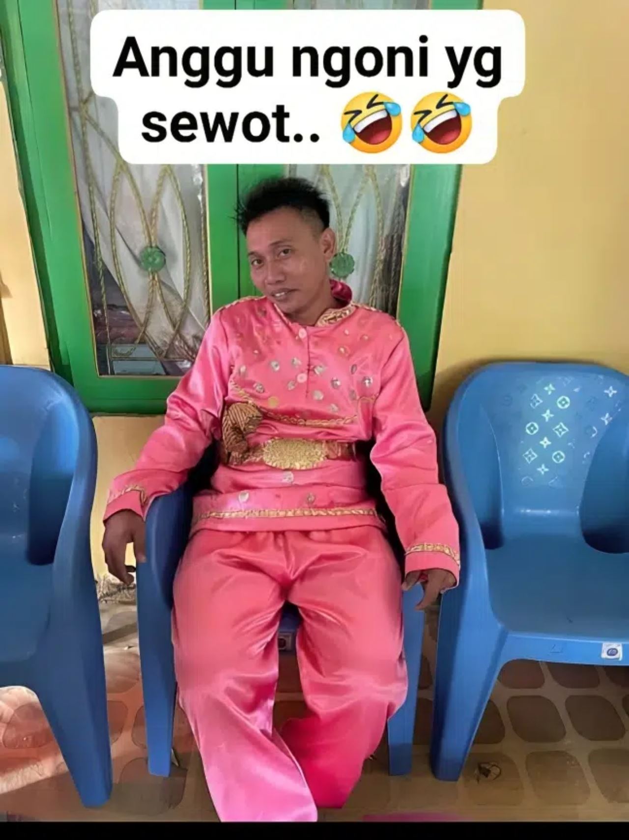 pengantin wanita ini terpaksa sanding sendiri sebab suami introvert dan pemalu