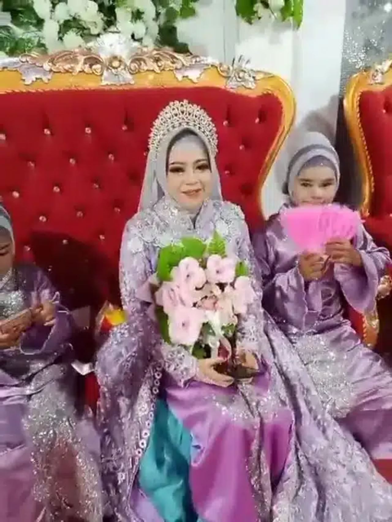 pengantin wanita ini terpaksa sanding sendiri sebab suami introvert dan pemalu