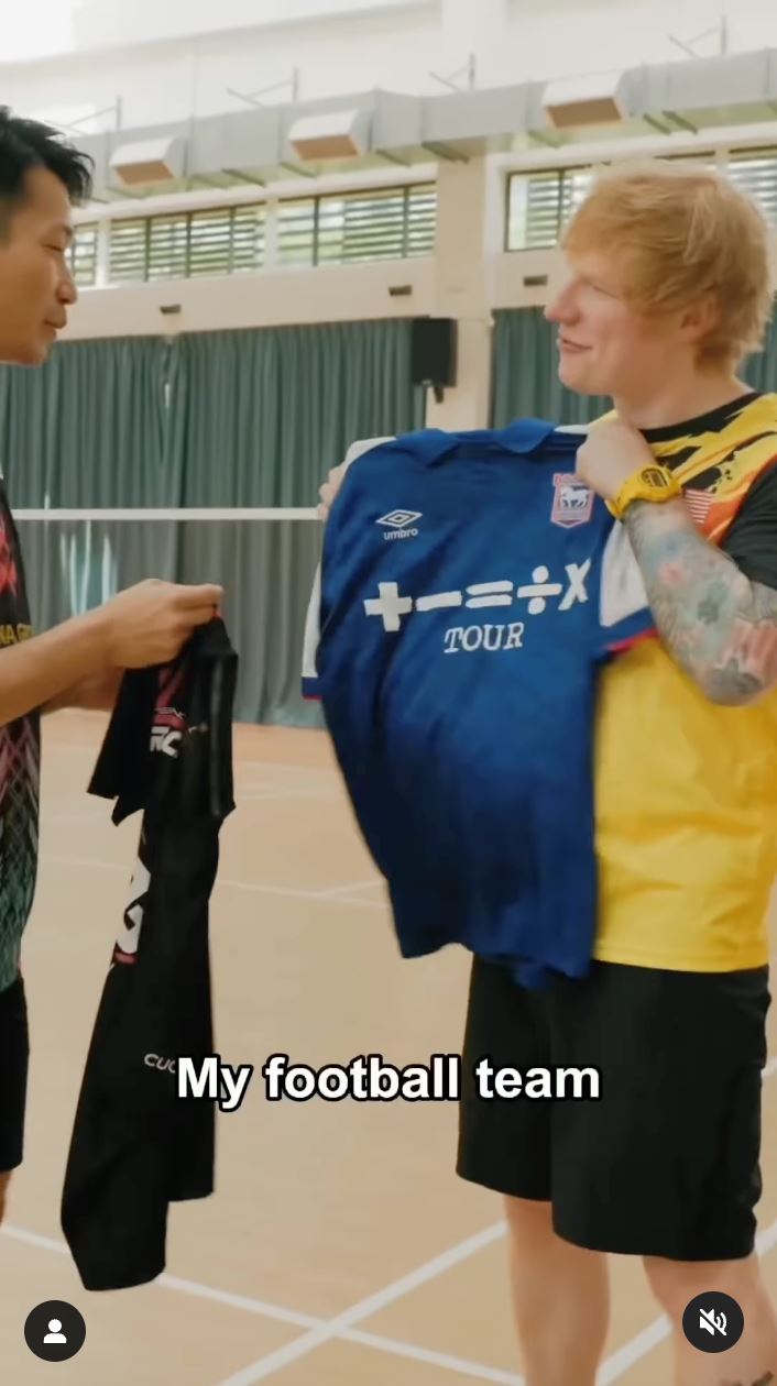 ed sheeran与陈炳顺展开羽球对决❗