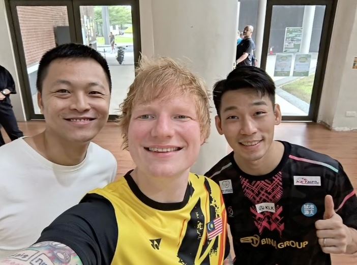 ed sheeran与陈炳顺展开羽球对决❗