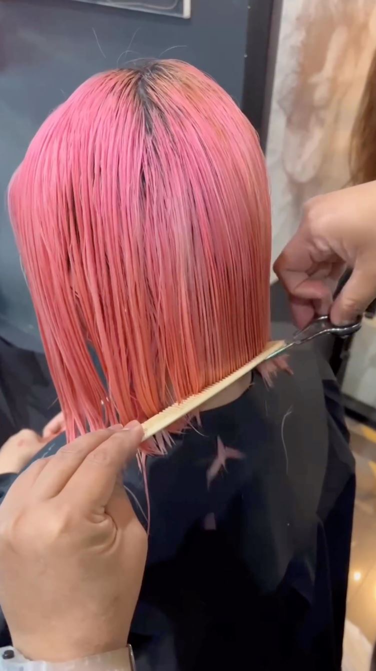 qistina raisah kongsi gaya rambut baru warna pink, netizen kata potongan tak selari [video]