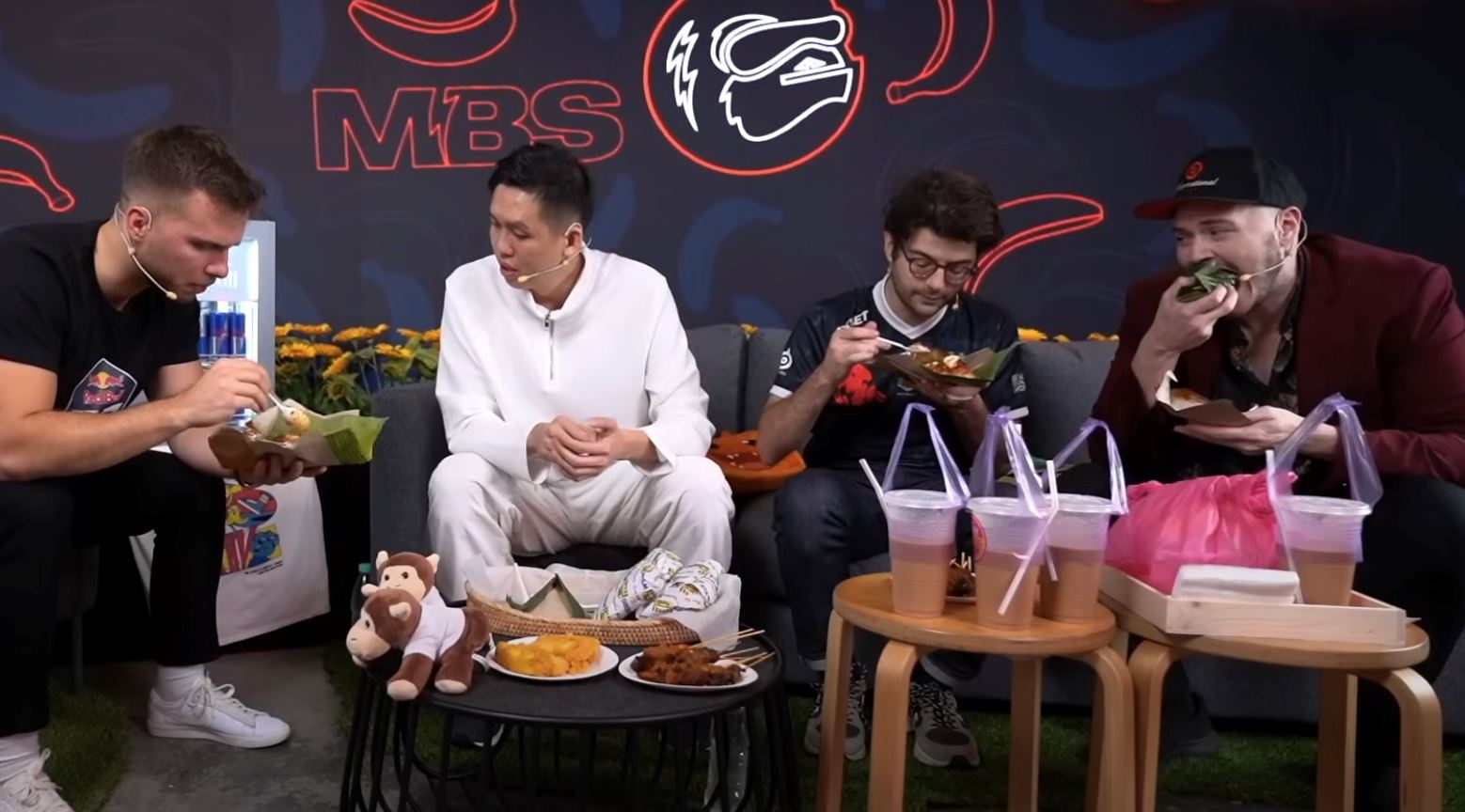 mat saleh ini makan nasi lemak sekali dengan daun pisangnya, warganet terkesima [video]