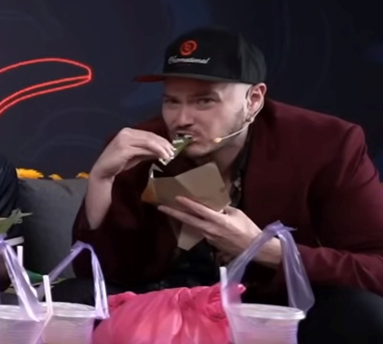 mat saleh ini makan nasi lemak sekali dengan daun pisangnya, warganet terkesima [video]