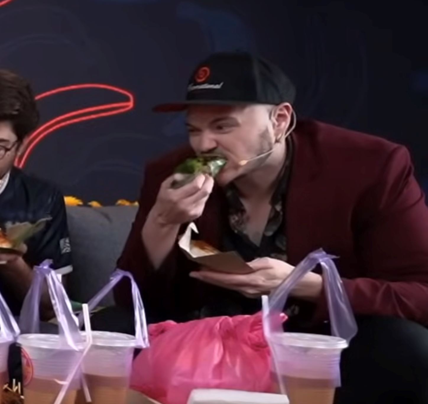 mat saleh ini makan nasi lemak sekali dengan daun pisangnya, warganet terkesima [video]