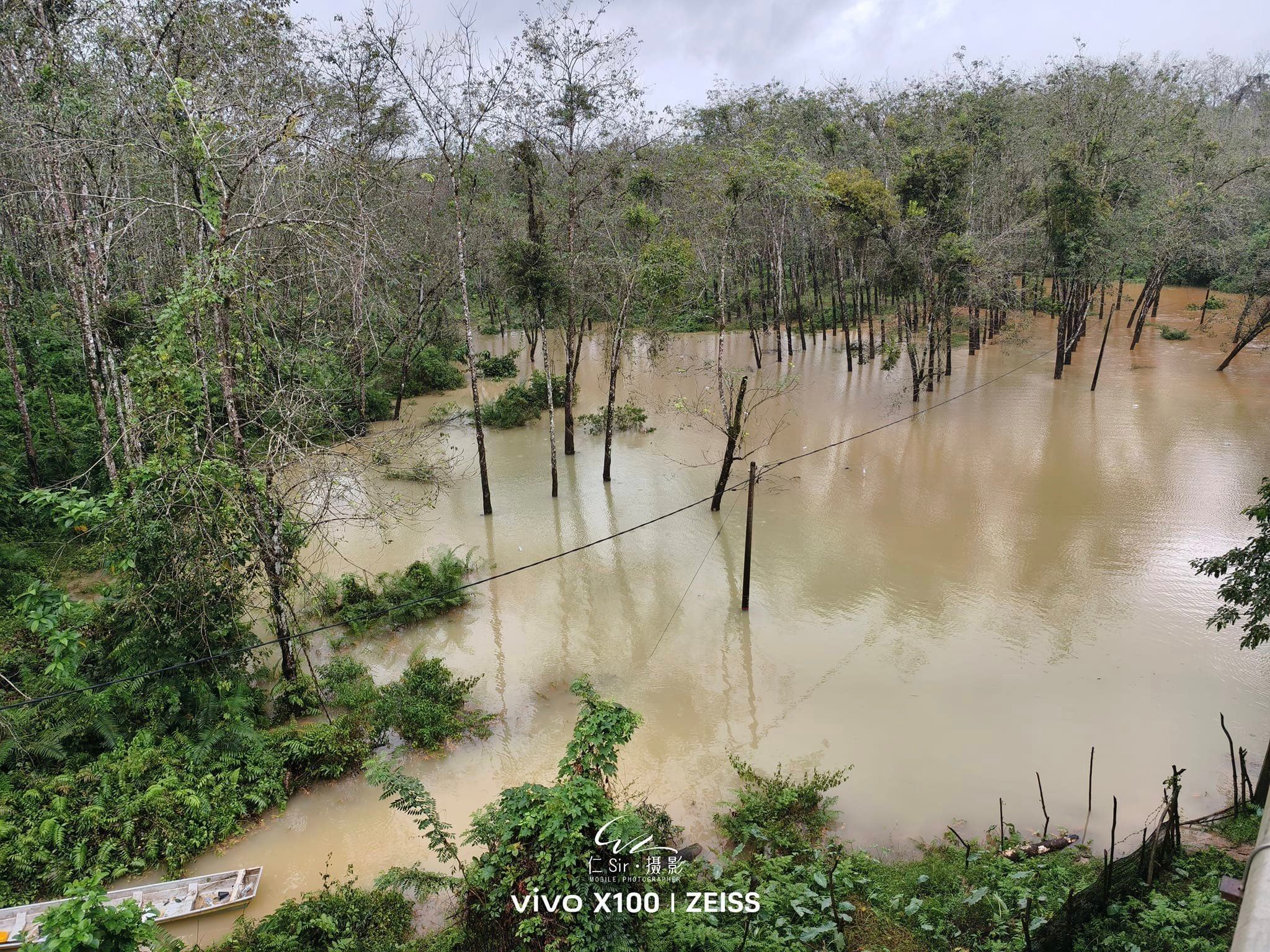 m'sian netizens express disappointment after emerald green river in kelantan turns 'teh tarik' color after rainfall