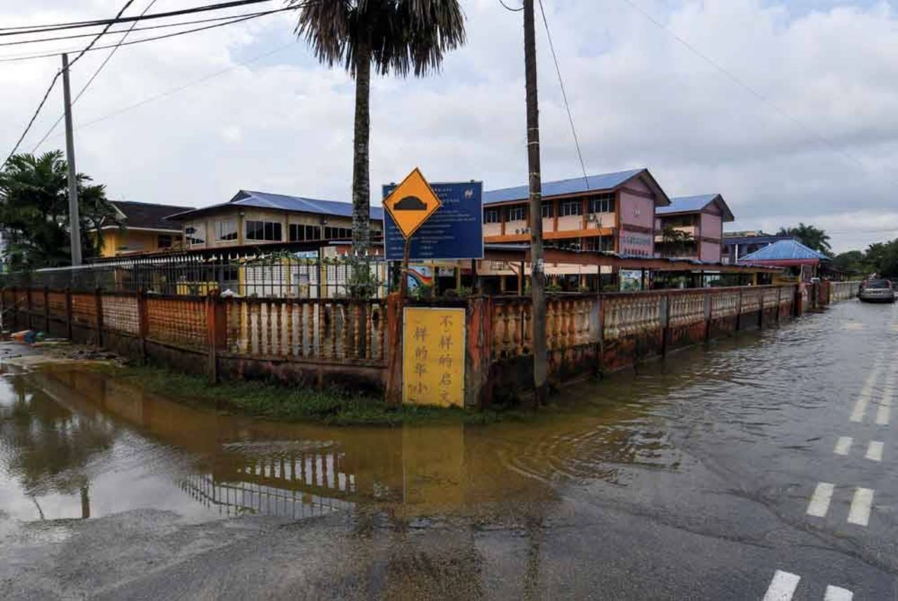 murid terkesan dengan banjir dibenar pakai pakaian biasa ke sekolah – kpm