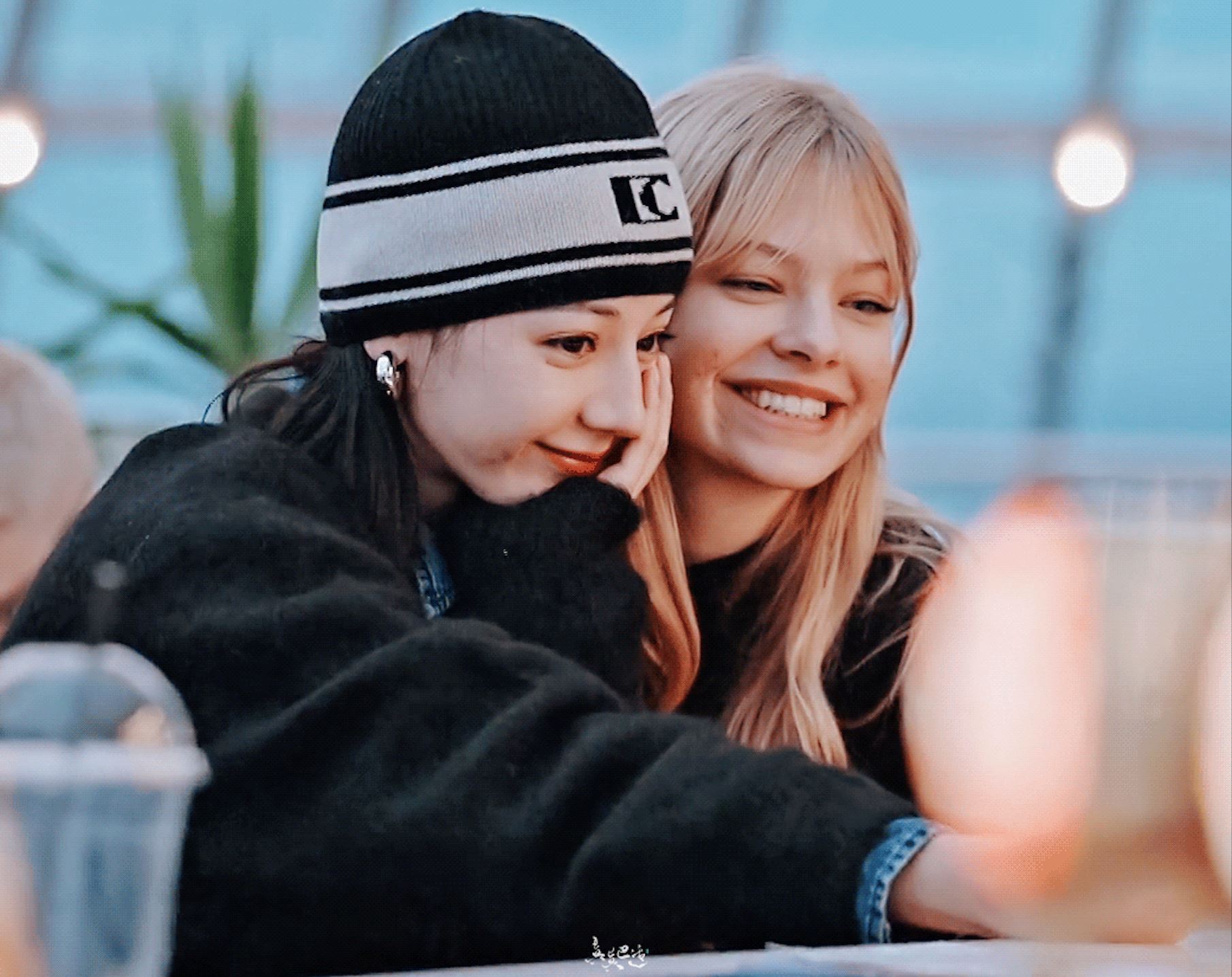 迪丽热巴被冰岛女孩美貌吸引🤩主动邀请对方合照📸