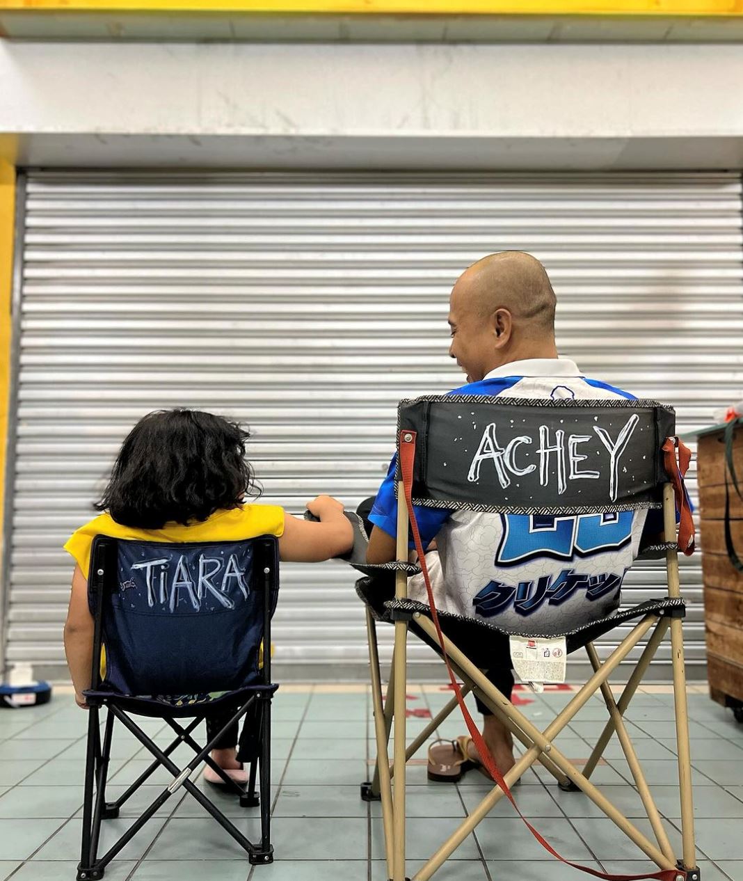 achey berang ada pakcik cakap lepas depan anak angkatnya, “kau tau tak ini bukan bapa kau!”