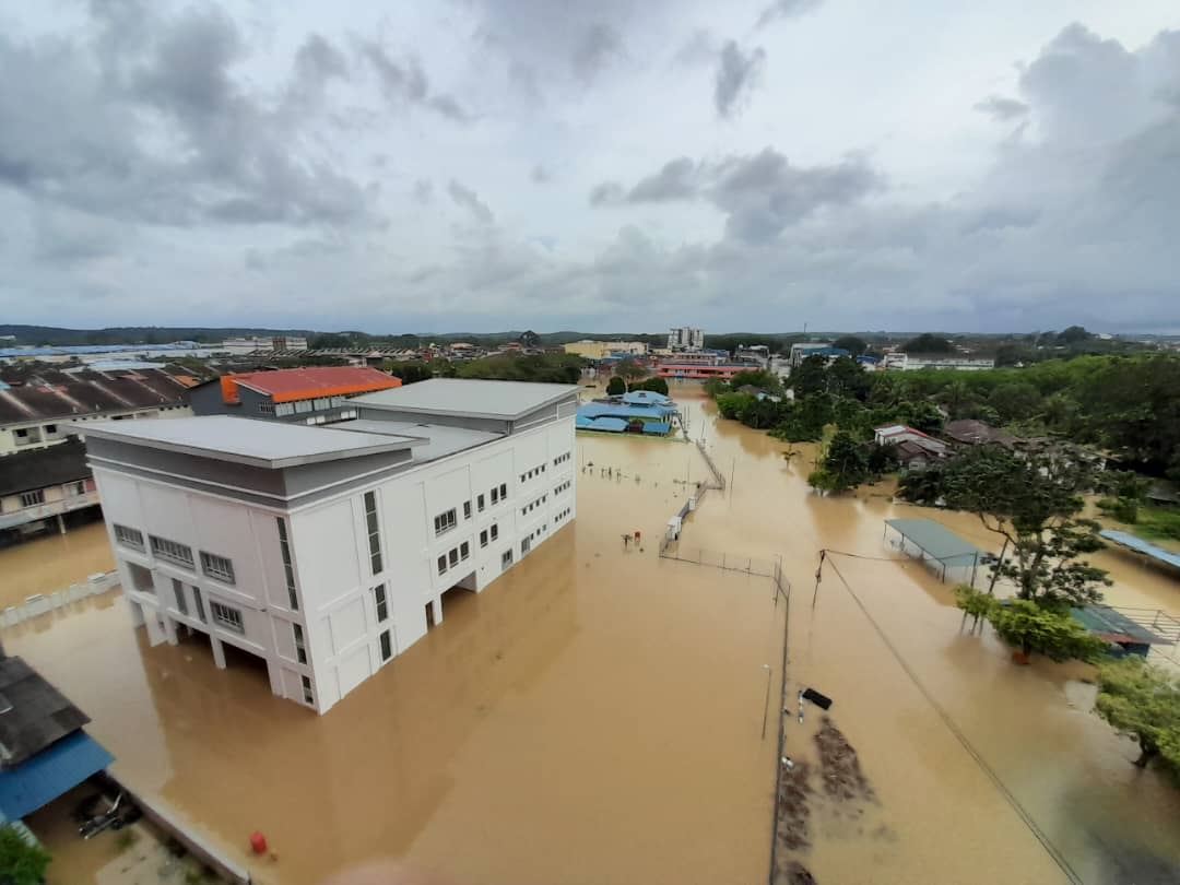 banjir teruk, tnb tutup bekalan elektrik di beberapa kawasan kota tinggi