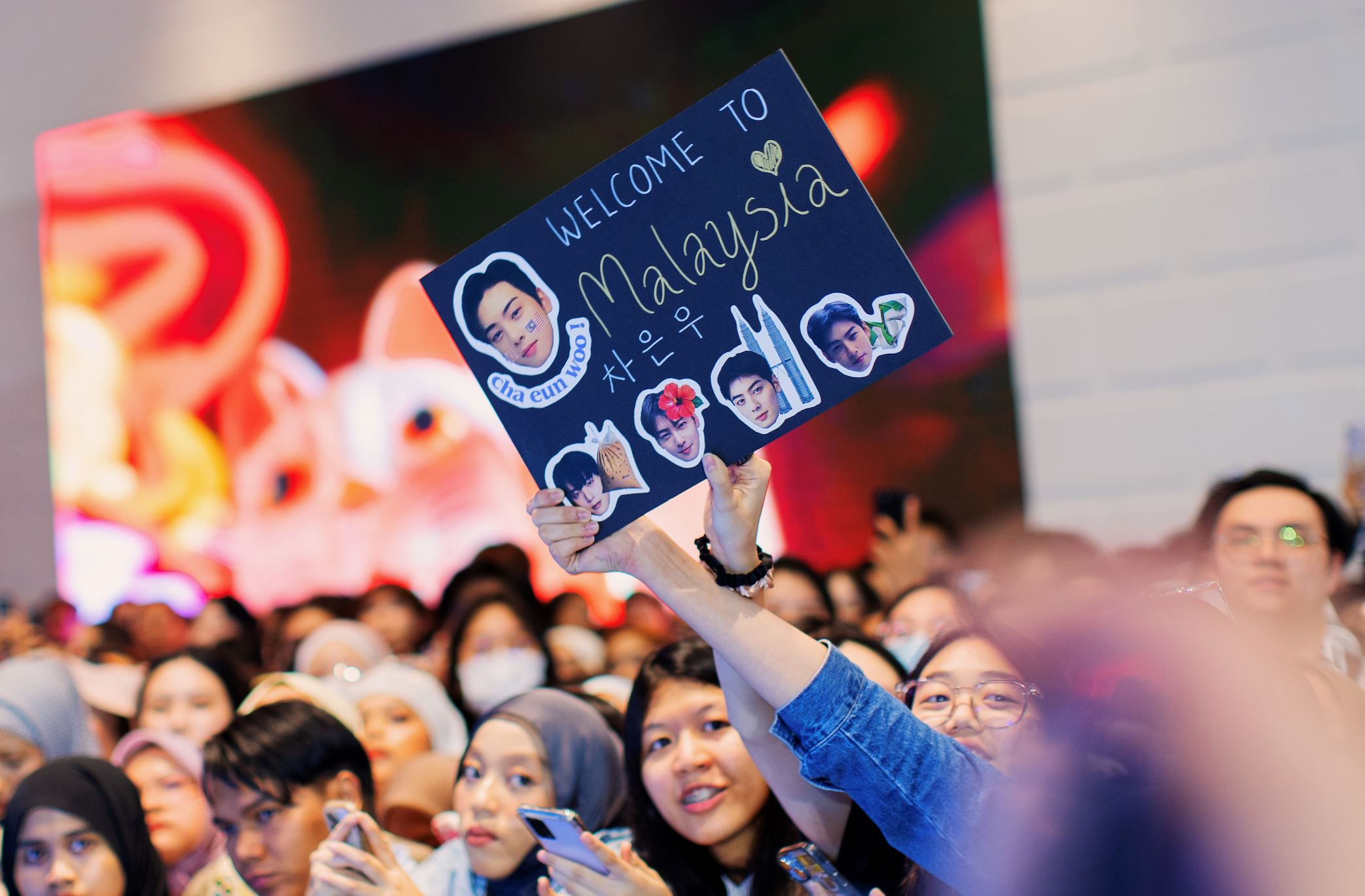 k-pop sensation cha eun-woo lights up skechers store grand opening at the exchange trx!