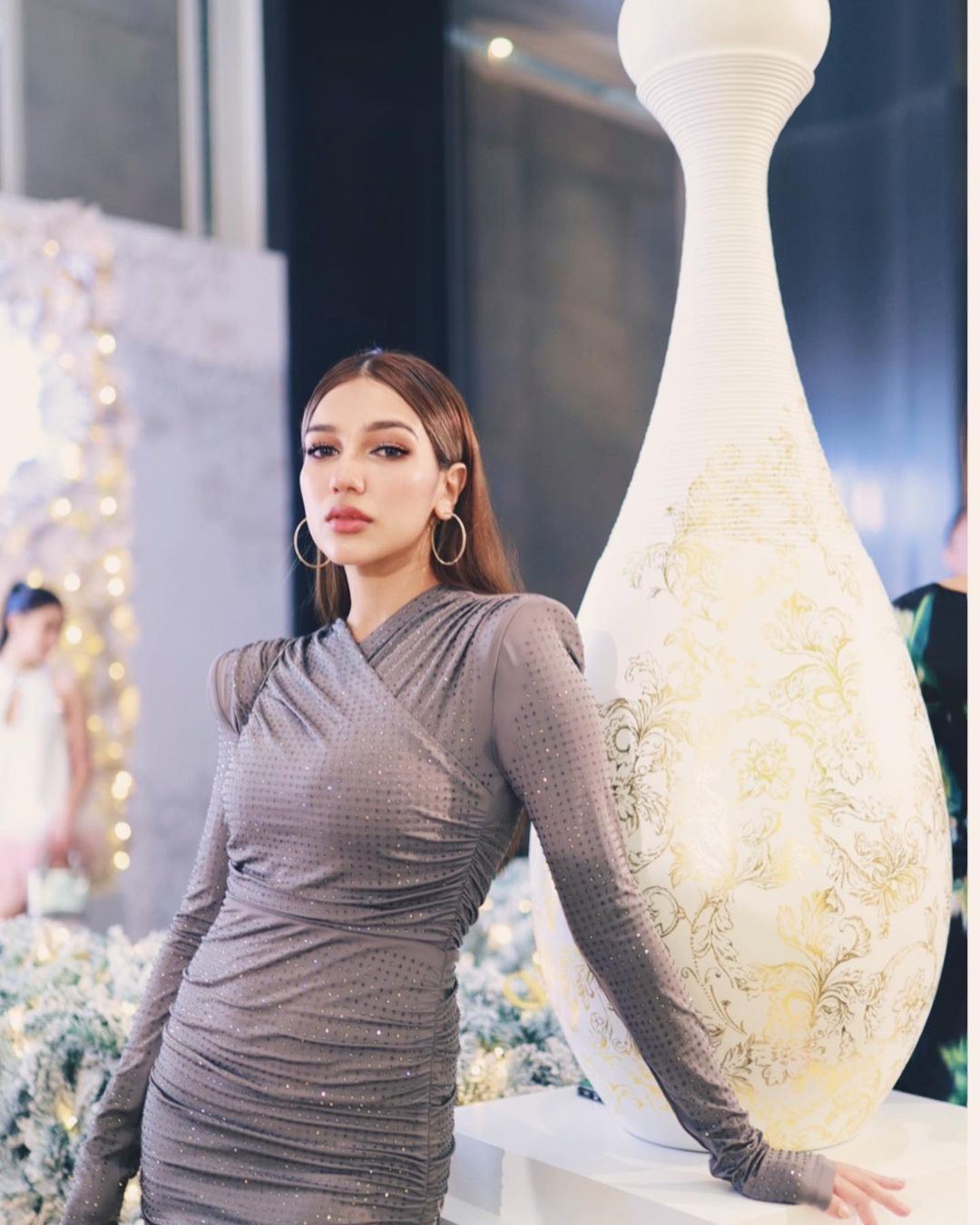 ada rupa paras cantik, elisya sandha dipuji tak kekok buat kerja dapur