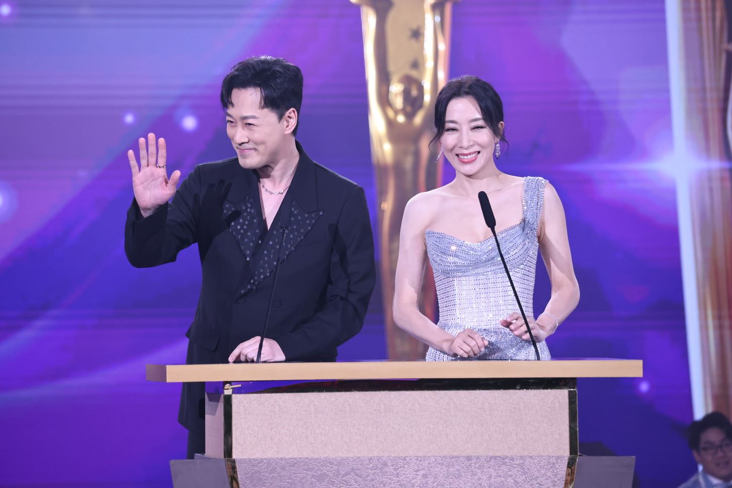 《万千星辉颁奖典礼2023》陈豪及佘诗曼大热姿态荣膺视帝视后宝座❗《新闻女王》囊括8大奖项🔥