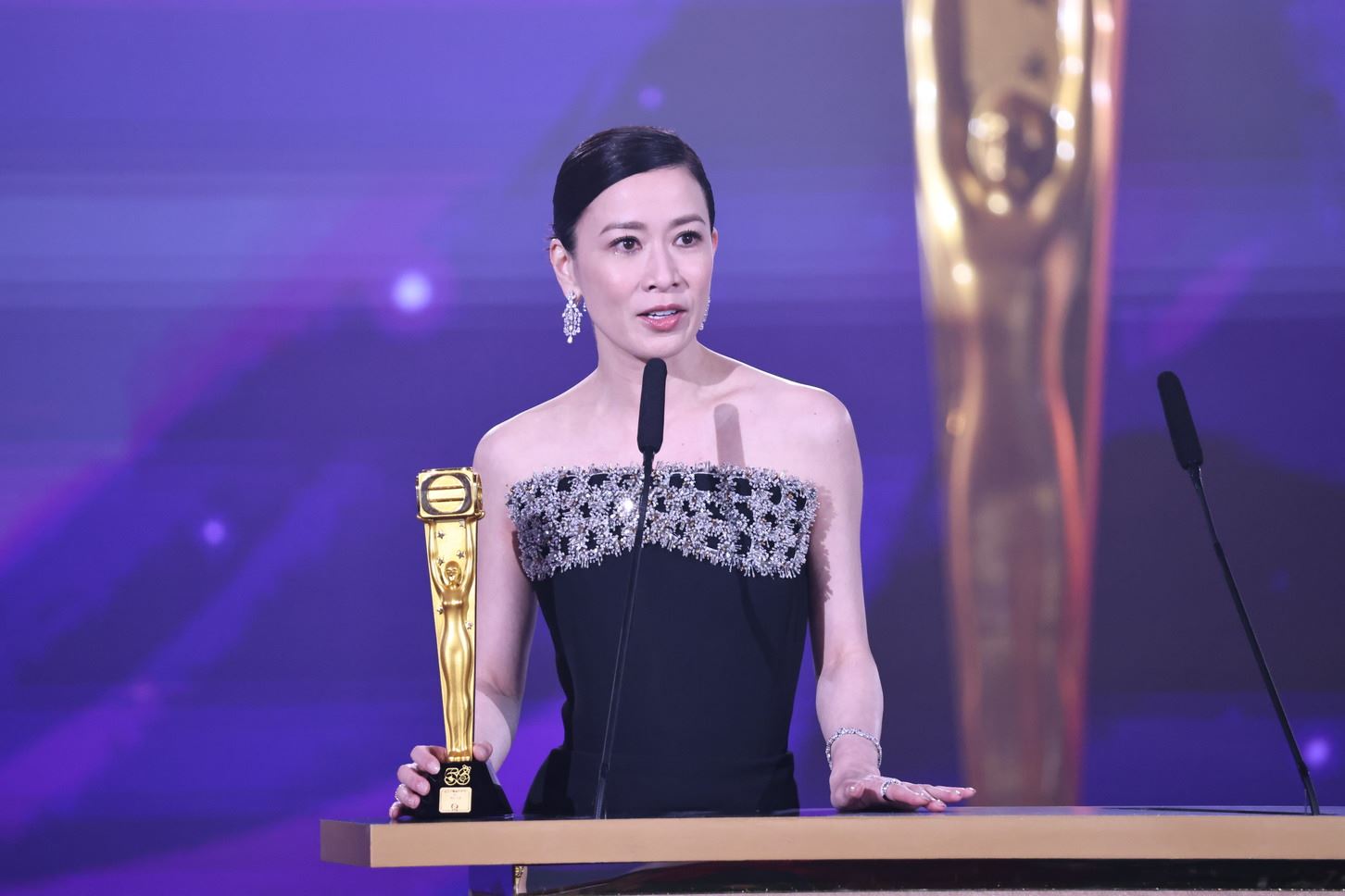 《万千星辉颁奖典礼2023》陈豪及佘诗曼大热姿态荣膺视帝视后宝座❗《新闻女王》囊括8大奖项🔥