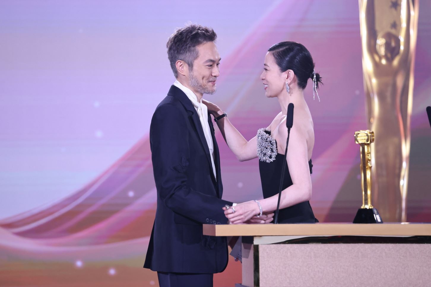 《万千星辉颁奖典礼2023》陈豪及佘诗曼大热姿态荣膺视帝视后宝座❗《新闻女王》囊括8大奖项🔥